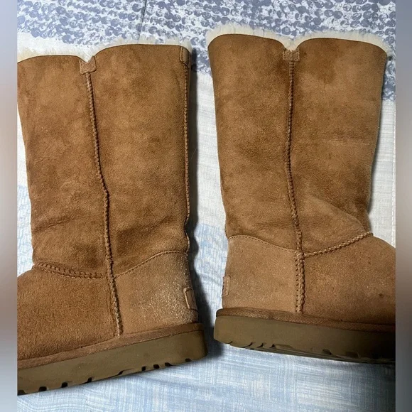USED** UGG. 7 Bailey Button Triplet II Tall Sheepskin Wool Boots in Chestnut - Picture 6 of 11
